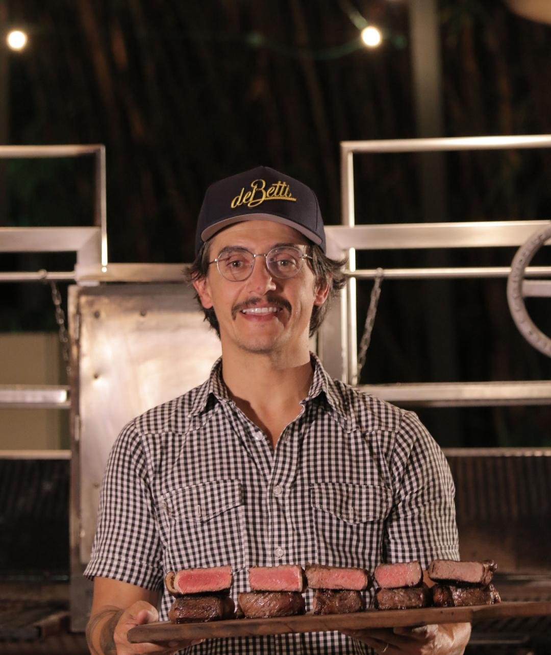 Rogério deBetti em curso sobre churrasco