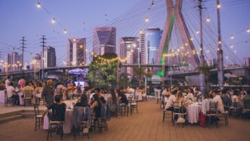 Área externa do restaurante Varanda Estaiada em São Paulo