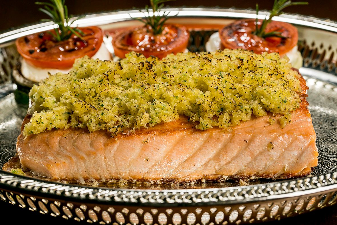 Salmão na Crosta de Pistache ao Molho de Limão. Créditos: divulgação