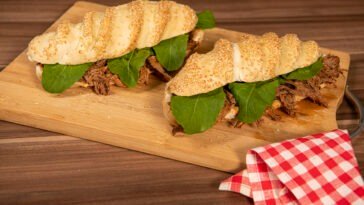 sanduíche de carne ao molho de vinho tinto e mel