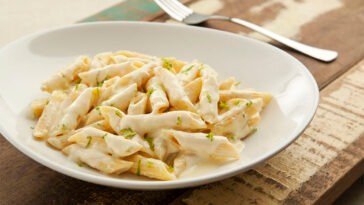 macarrão com molho branco e raspas de limão