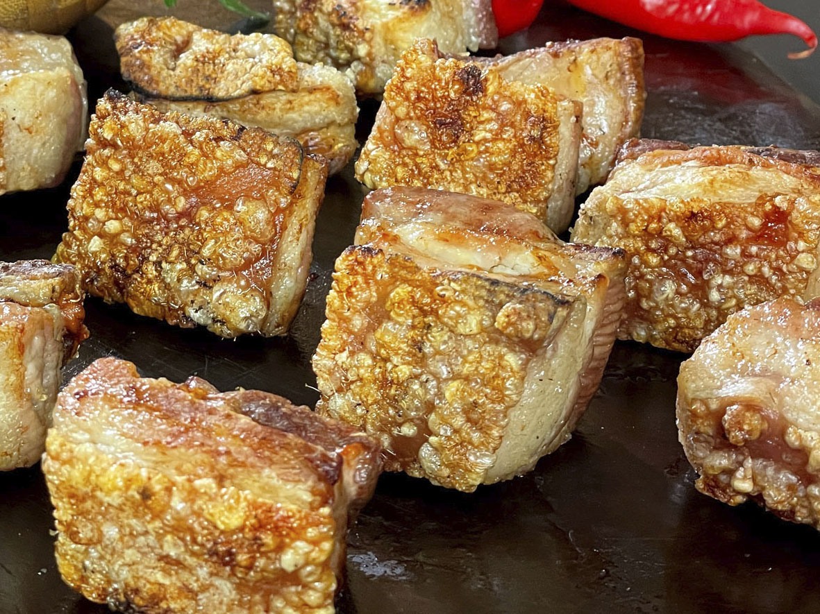 Receita panceta pururuca em cubos e molho salsalho