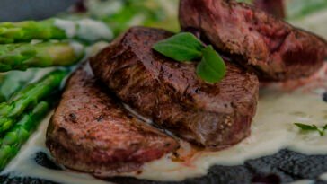 carne com molho de queijo gouda Cruzília e pimenta