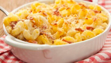Mac and cheese com salame
