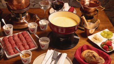 Chalezinho celebra 47 anos com fondue e piano ao vivo no Morumbi