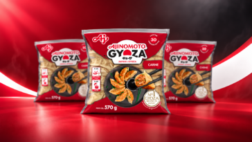 Tr&ecirc;s embalagens vermelhas de gyoza de carne Ajinomoto, com guiozas ilustradas na frente.