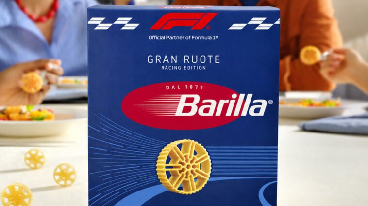 Caixa azul da massa Barilla Gran Ruote Racing Edition com logotipo da Fórmula 1 e desenho de massa em formato de roda.