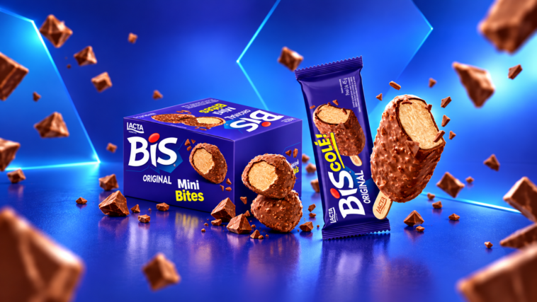 Embalagens azuis de BIS Mini Bites e BIScolé com pedaços de chocolate e wafer sobre fundo azul.