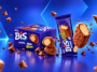 Embalagens azuis de BIS Mini Bites e BIScol&eacute; com peda&ccedil;os de chocolate e wafer sobre fundo azul.