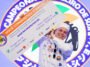 Chef de uniforme branco sorri enquanto ergue pr&ecirc;mio de viagem ao Jap&atilde;o diante de painel do Campeonato Brasileiro de Sushi.