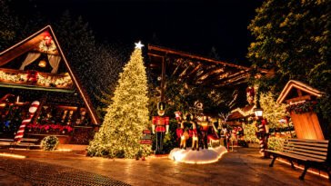 Fachada do Chalezinho iluminada para o Natal, com árvore de luzes, soldados quebra-nozes e renas decorativas.