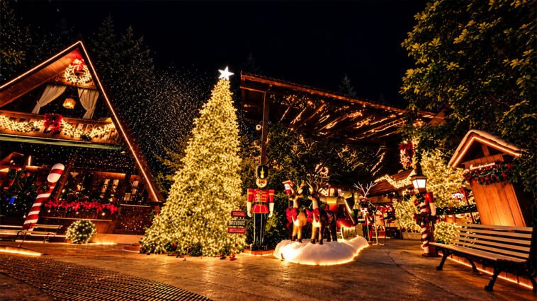 Fachada do Chalezinho iluminada para o Natal, com árvore de luzes, soldados quebra-nozes e renas decorativas.