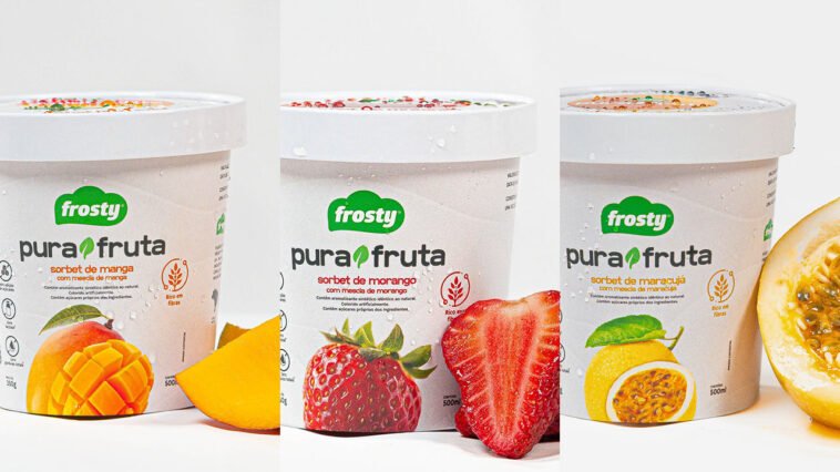 Três potes de sorbet Frosty Pura Fruta nos sabores manga, morango e maracujá, acompanhados das frutas cortadas.