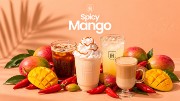 Quatro bebidas Spicy Mango da Havanna entre mangas cortadas e pimentas vermelhas.
