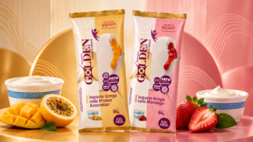 Embalagens de picolés Golden da Ice by Nice, sabores frutas amarelas e morango, ao lado de frutas e potes de iogurte.