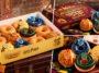 Caixa tem&aacute;tica de Harry Potter da Krispy Kreme com doze donuts, coberturas coloridas e bras&otilde;es das casas de Hogwarts.