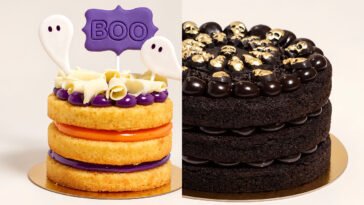 Dois bolos de Halloween: um amarelo com fantasmas brancos e placa BOO, outro de chocolate com pequenas caveiras douradas.
