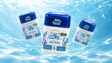 Três potes Ocean Sugar Light Sugar de tampas azuis sobre fundo que simula água.