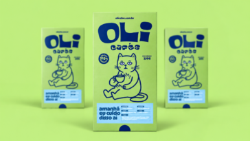 Três embalagens verdes de café Oli, com ilustração de gato segurando uma xícara e o nome Amanhã eu cuido disso aí.