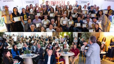 Montagem da premiação Brasil Artesanal com vencedores segurando certificados, plateia sentada e palestrante ao microfone.